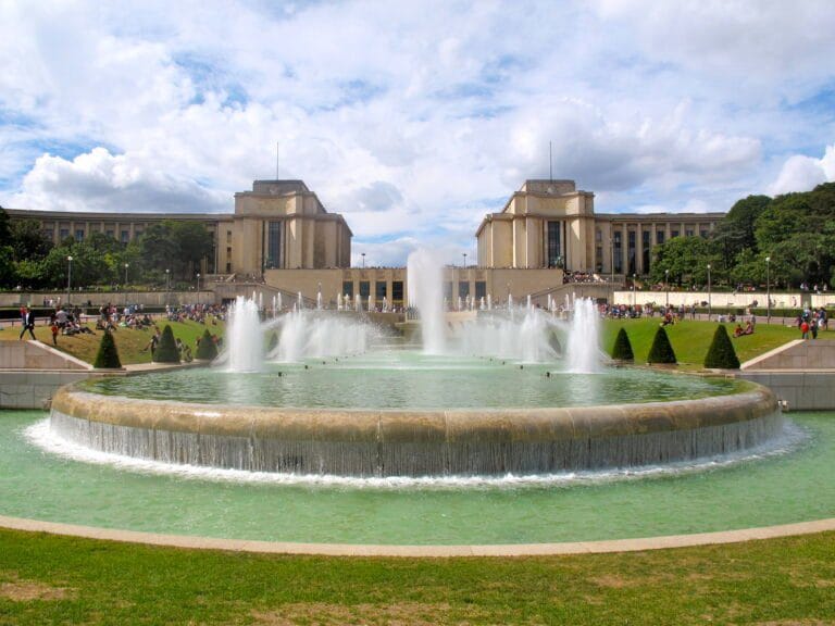 Fontaines du Trocadéro devant le majestueux Palais de Chaillot, une attraction incontournable à Paris Fontaines du Trocadéro devant le majestueux Palais de Chaillot, une attraction incontournable à Paris