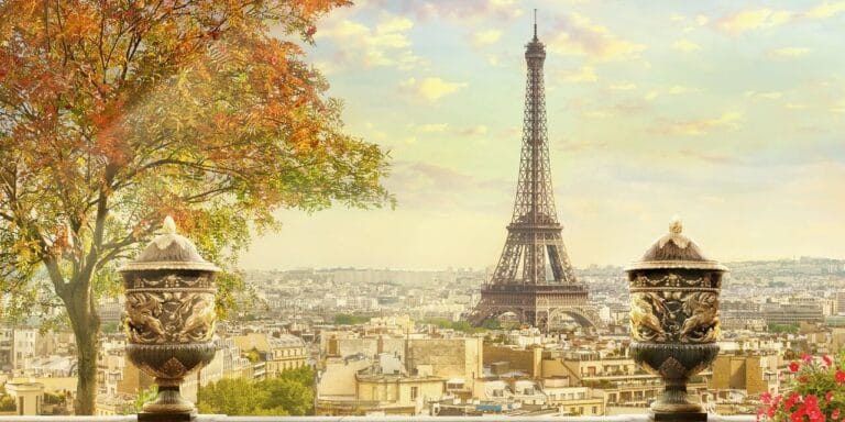 Vue emblématique de la Tour Eiffel entourée d’un paysage automnal coloré, mettant en valeur le charme de Paris. Vue emblématique de la Tour Eiffel entourée d'un paysage automnal coloré, mettant en valeur le charme de Paris.